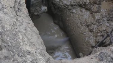 Su boru çalıştırmak.