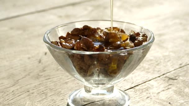 Орехи с медом . — стоковое видео