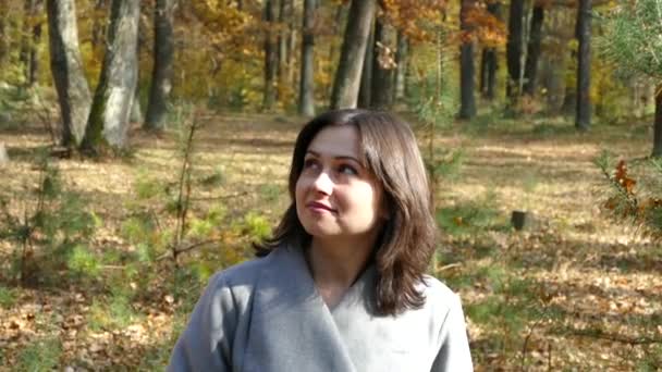 Een meisje is wandelen in het park in de herfst. — Stockvideo