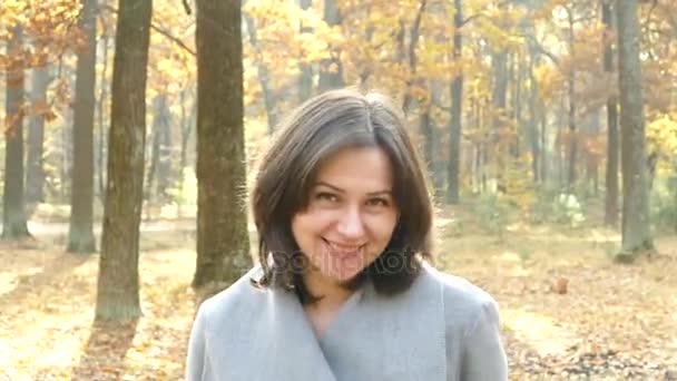 Una chica está caminando en el parque en el otoño . — Vídeos de Stock