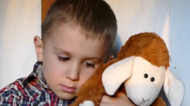 Il bambino è triste. . — Video Stock