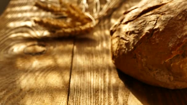 Pan fresco en la mesa. — Vídeo de stock