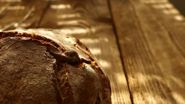 Свежий хлеб на столе. — стоковое видео