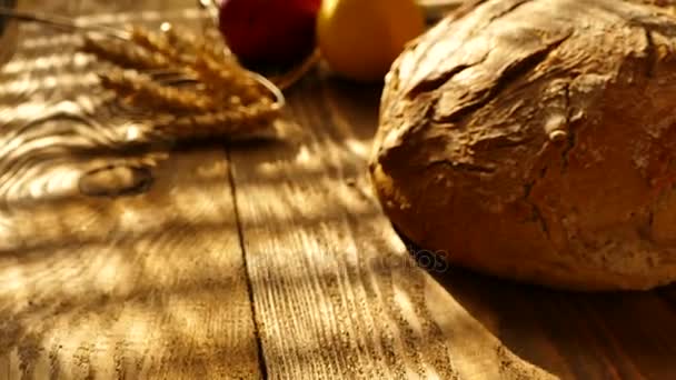 テーブルの上の新鮮なパン. — ストック動画