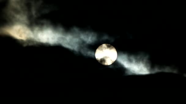 Le soleil est derrière les nuages noirs. Pleine lune — Video