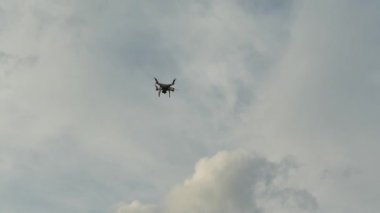Gökyüzünde Quadrocopter.