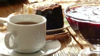 Bir pasta ile çay içmek için.