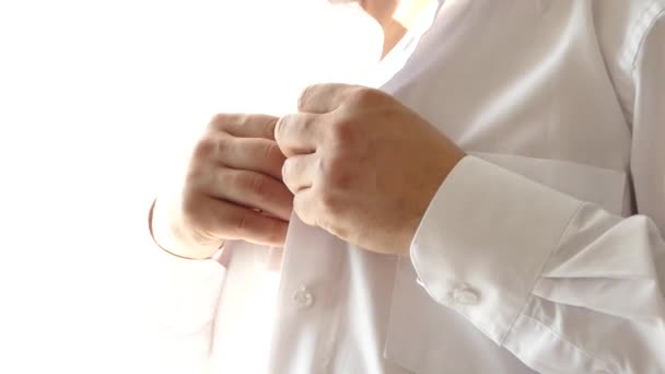 Use una camisa blanca . — Vídeo de stock