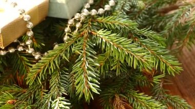 Yeni yıl hediyeleri ağacın altında.