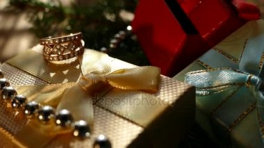 Yeni yıl hediyeleri ağacın altında.