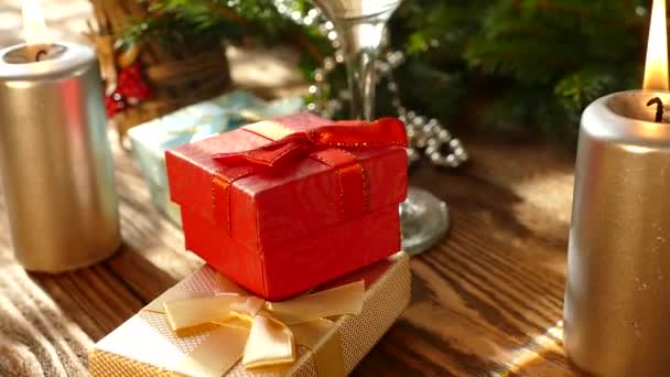 Новогодние подарки под елкой . — стоковое видео