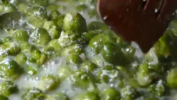 Приготовьте миску брюссельской капусты . — стоковое видео