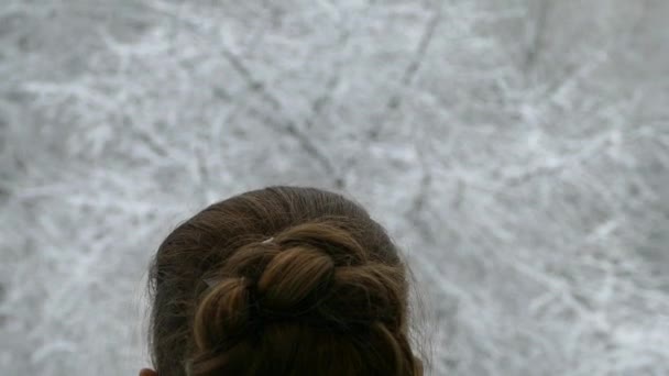 Chica Está Mirando Por Ventana Nieve Que Cae — Vídeos de Stock