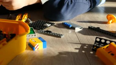 Çocuk tasarımcı tarafından oynanır. Çocuk oyunu. Çocuk plastik Tasarımcısı katlama.
