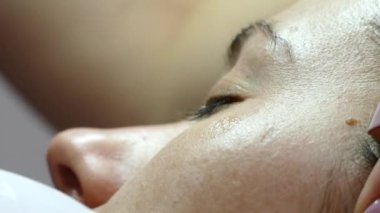 Kozmetik prosedür. Ultrasonik cilt temizliği. Serum yüz uygulanıyor. Makyajcısı kıza.