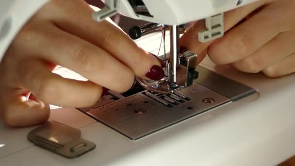 Naaien Naaimachine Een Vrouw Met Een Manicure Versterkt Draad Naald — Stockvideo