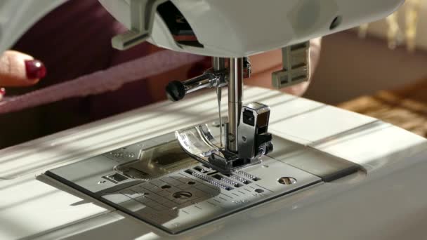 Costurar Máquina Costura Uma Mulher Com Uma Manicure Reforça Fio — Vídeo de Stock