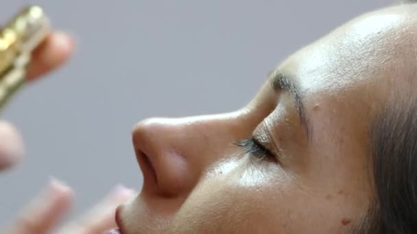 Procedura estetica. Pulizia della pelle ad ultrasuoni. Applicare il siero sul viso. La ragazza al cosmetico . — Video Stock