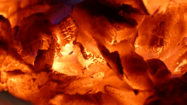 Die heiße Holzkohle. die Hitze im Kamin. Wärme aus dem Brennholz. Feuer im Kamin. — Stockvideo