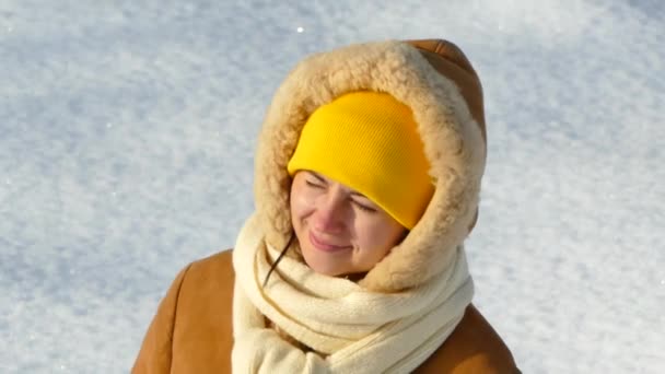 女の子は冬の深い雪の中を歩きます 冬の日の太陽 — ストック動画