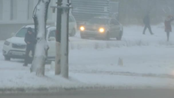 Starker Schneefall Der Stadt Schneesturm Riss Autos Und Straßen Mit — Stockvideo