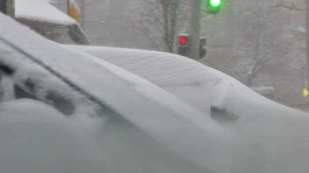 Starker Schneefall Der Stadt Schneesturm Riss Autos Und Straßen Mit — Stockvideo