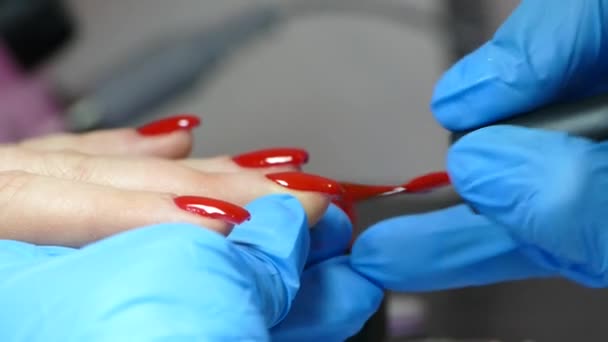 Mistrz Robi Manicure Kobietą Salonie Czerwony Lakier Paznokci — Wideo stockowe