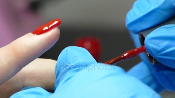 Meester Doet Een Manicure Met Een Vrouw Salon Rode Nagellak — Stockvideo