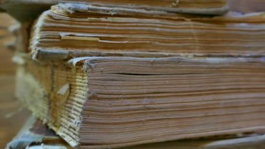 Eski kitaplar kütüphane arşiv. Eski kitap elle çevir. Tarihsel edebiyat okumak. Kilise Arşiv.