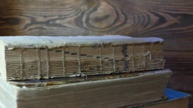 Eski kitaplar kütüphane arşiv. Eski kitap elle çevir. Tarihsel edebiyat okumak. Kilise Arşiv.