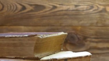 Eski kitaplar kütüphane arşiv. Eski kitap elle çevir. Tarihsel edebiyat okumak. Kilise Arşiv.