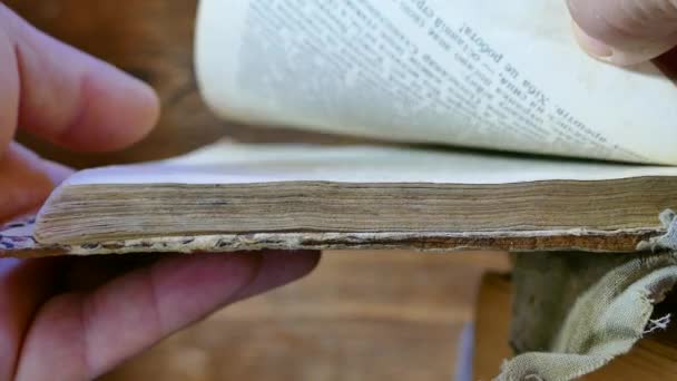 图书馆档案中的旧书。用你的手把那本旧书翻过来。阅读历史文献。教会档案. — 图库视频影像