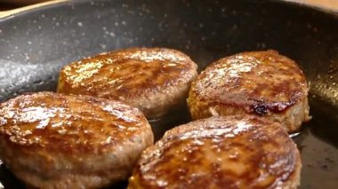 Sulu pirzola bir tavada hazırlanır. Et yemeği tabağa yerleştirin.