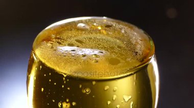 Bir bardak bira. Dökün ve pov iç. Soğuk köpük bira yakın çekim.