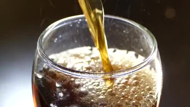 Un verre de Coca Cola est versé dans un verre. Bulles de boissons gazeuses .