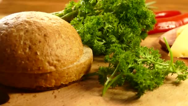 Smakelijk Broodje Bereid Een Snijplank Broodje Salade Peterselie Worst Kaas — Stockvideo