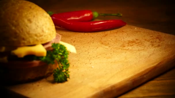 Sandwich Appétissant Est Préparé Sur Une Planche Découper Pain Salade — Video