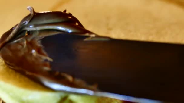 Pasta Cioccolato Con Coltello Viene Spalmata Pezzo Pane Bianco Preparare — Video Stock