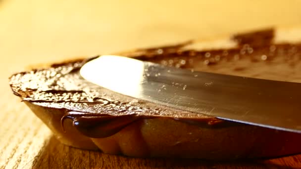 Choklad Pasta Med Kniv Utsmetad Bit Vitt Bröd Att Förbereda — Stockvideo