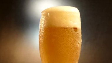 Bira bir cam içine dökülür. Bira köpük bardaktan dökülür. Serin ve taze düşük alkol içki.