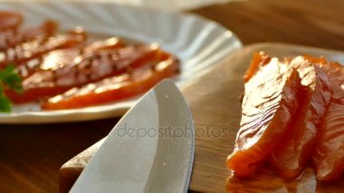 Somon fileto kesme tahtası ve yayılan bir plaka üzerinde kesti. Lezzetli somon fileto baharatlar ile serpilir. Yağlı Norveç balık. Omega 3