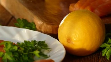 Somon fileto kesme tahtası ve yayılan bir plaka üzerinde kesti. Lezzetli somon fileto baharatlar ile serpilir. Yağlı Norveç balık. Omega 3