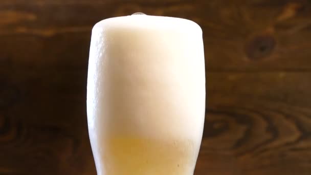 Cerveza Vierte Vaso Espuma Cerveza Vierte Desde Vidrio Bebida Fresca — Vídeo de stock