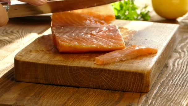 Filetti Salmone Taglio Tagliere Spargono Piatto Filetti Salmone Saporiti Sono — Video Stock