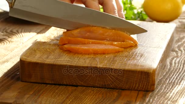 まな板の上の鮭の切り身と皿の上の広がりをカットします おいしい鮭の切り身は スパイスを振りかけています 脂肪のノルウェーの魚 オメガ — ストック動画