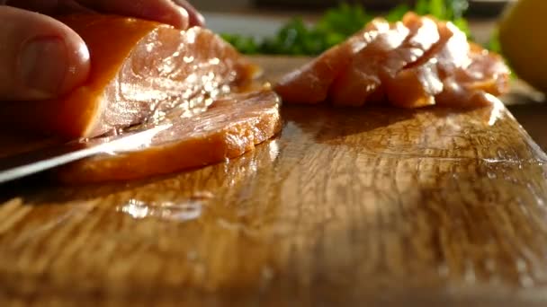 Snijd Zalmfilets Een Snijplank Verspreiding Een Plaat Smakelijke Zalmfilets Worden — Stockvideo