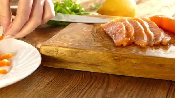 Corte Los Filetes Salmón Una Tabla Cortar Extienda Plato Los — Vídeo de stock