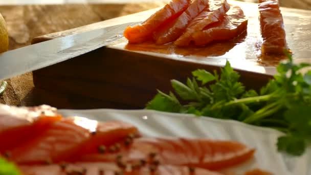 Filetes Salmão Redução Uma Tábua Redução Estendem Uma Chapa Filetes — Vídeo de Stock