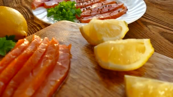 在砧板上切鲑鱼鱼片 在盘子上涂上 美味的鲑鱼鱼片上洒满了香料 肥挪威鱼 欧米茄3 — 图库视频影像