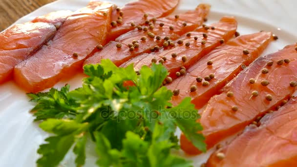 Corte Los Filetes Salmón Una Tabla Cortar Extienda Plato Los — Vídeo de stock